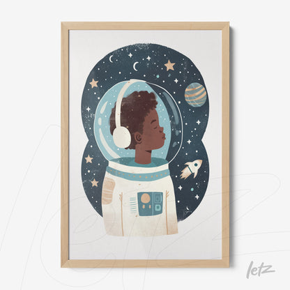 quadro com arte digital de menino astronauta com capacete espacial em fundo estrelado, moldura de madeira clara