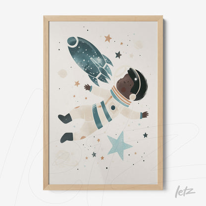 quadro com ilustração infantil de astronauta flutuando no espaço com foguete e estrelas em moldura de madeira clara