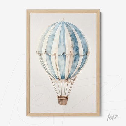 quadro com ilustração de balão de ar quente em tons de azul com moldura de madeira clara