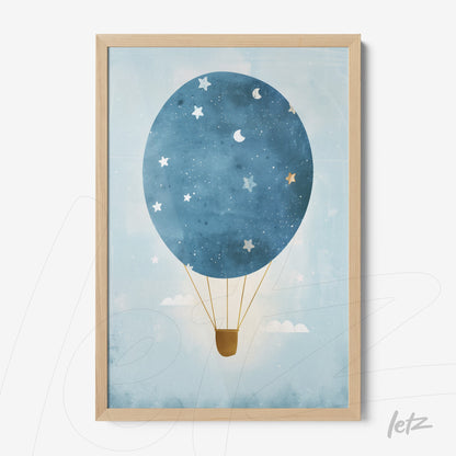 quadro com ilustração de balão de ar quente em azul com estrelas brancas e moldura de madeira clara
