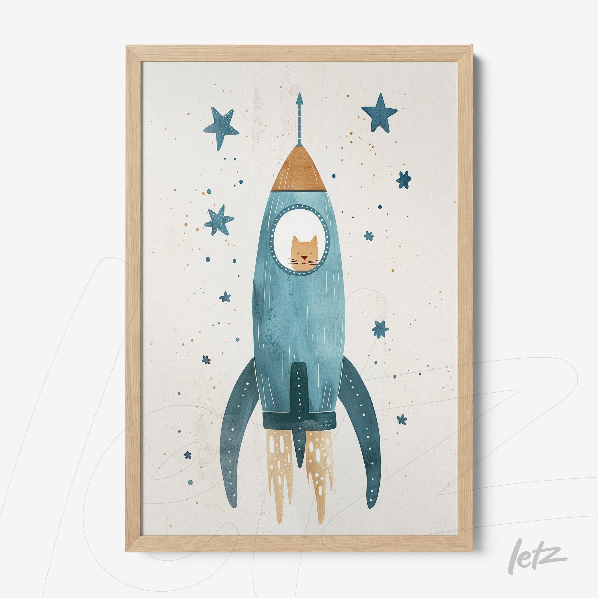 quadro com ilustração lúdica de um gato em uma nave espacial azul, cercado por estrelas no fundo claro, em moldura de madeira clara