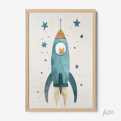 quadro com ilustração lúdica de um gato em uma nave espacial azul, cercado por estrelas no fundo claro, em moldura de madeira clara