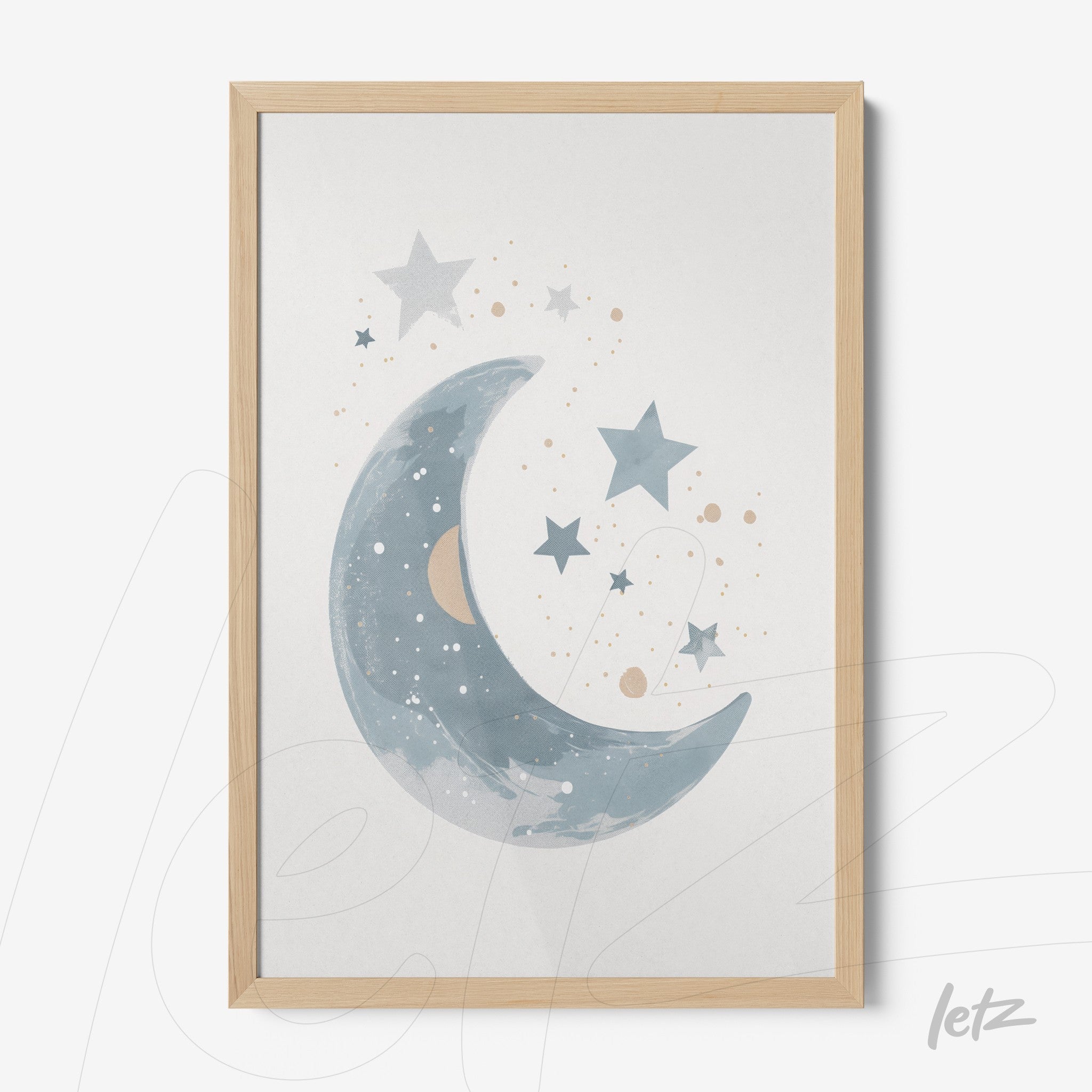 quadro com ilustração suave de lua em tons de azul e estrelas em fundo claro, moldura de madeira clara