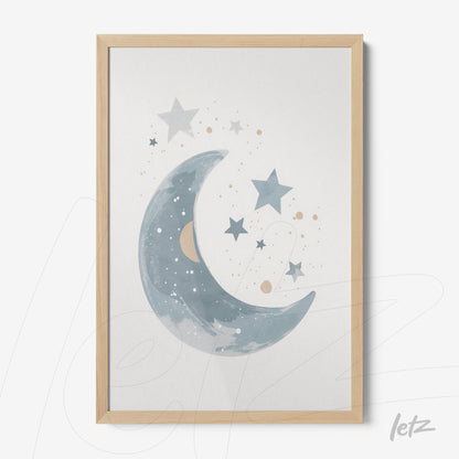 quadro com ilustração suave de lua em tons de azul e estrelas em fundo claro, moldura de madeira clara