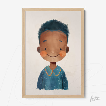 quadro com ilustração infantil de garoto sorridente com cabelo crespo, moldura de madeira clara