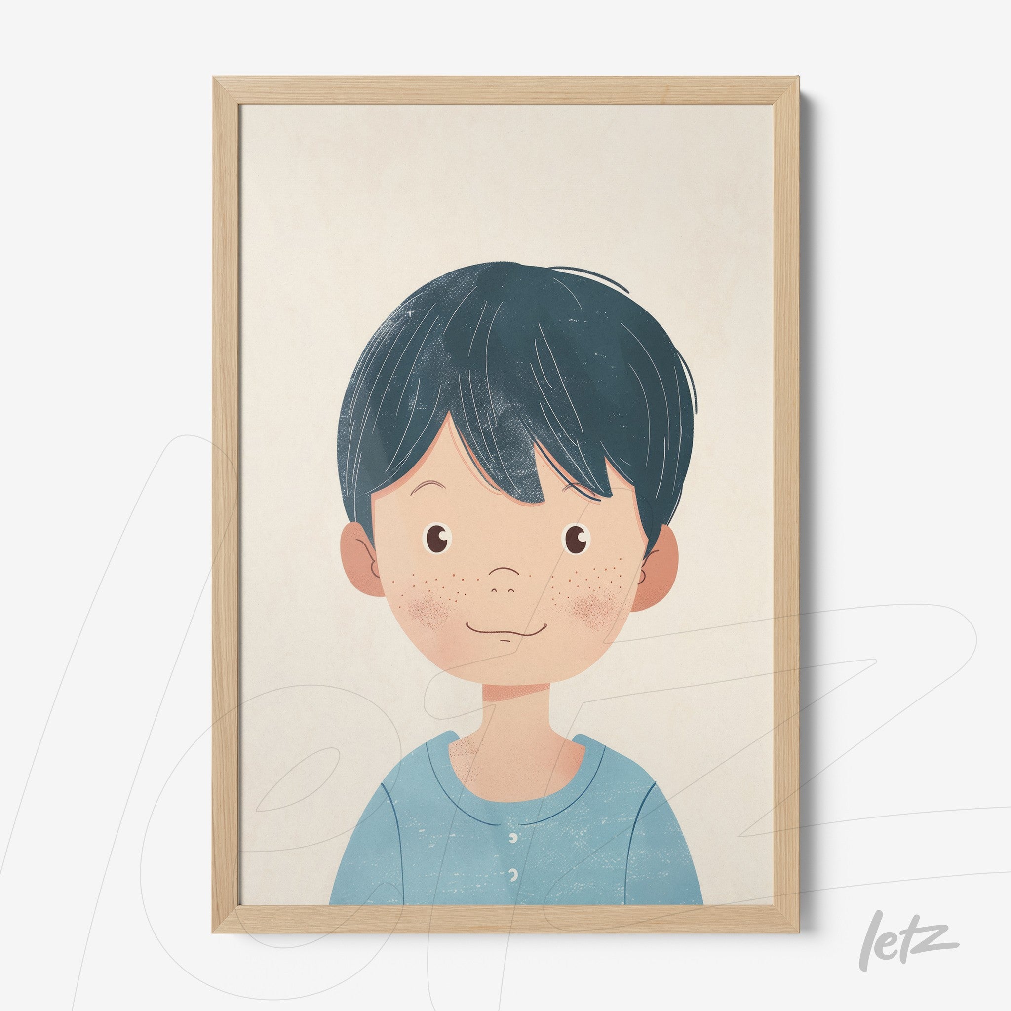 quadro com retrato infantil de menino sorridente com cabelo escuro e camisa azul em moldura de madeira clara