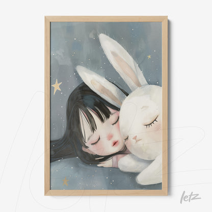 quadro em moldura de madeira clara com pintura digital de menina adormecida ao lado de coelho branco, fundo em tons de azul escuro e estrelas douradas
