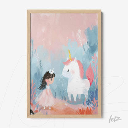 quadro com ilustração infantil de uma menina com coroa interagindo com um unicórnio em fundo pastel