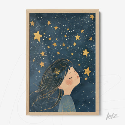 quadro com ilustração de menina sonhadora em um céu estrelado, moldura de madeira clara