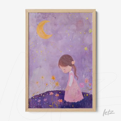 quadro com ilustração de menina com vestido rosa em campo florido sob um céu roxo com lua crescente, moldura de madeira clara