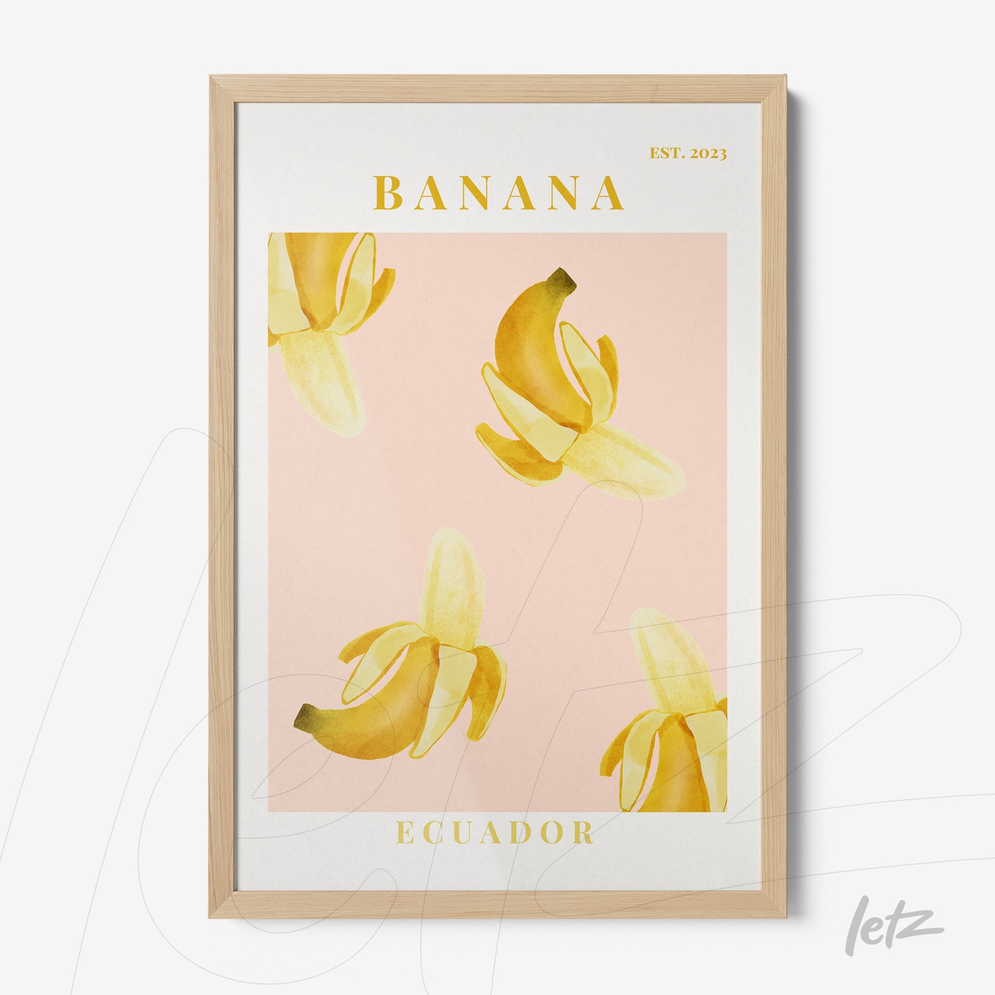 quadro com arte de bananas amarelas sobre fundo rosa, moldura de madeira clara e texto 'BANANA ECUADOR EST. 2023'