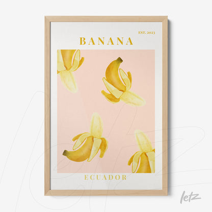 quadro com arte de bananas amarelas sobre fundo rosa, moldura de madeira clara e texto 'BANANA ECUADOR EST. 2023'