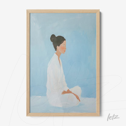 quadro com retrato minimalista de mulher meditando em fundo azul claro, moldura de madeira clara