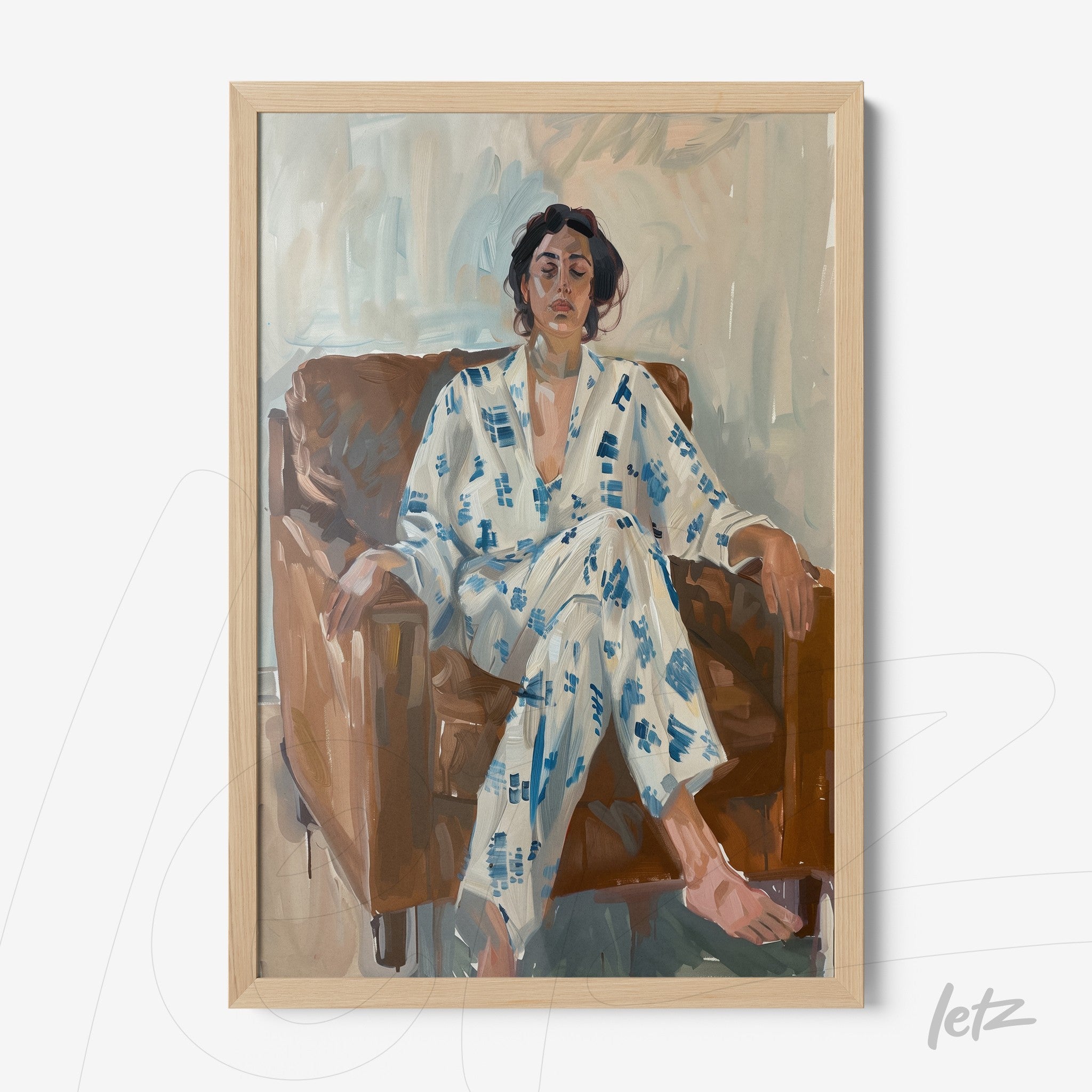 quadro com retrato de mulher sentada em sofá, vestindo pijama azul e branco, moldura de madeira clara