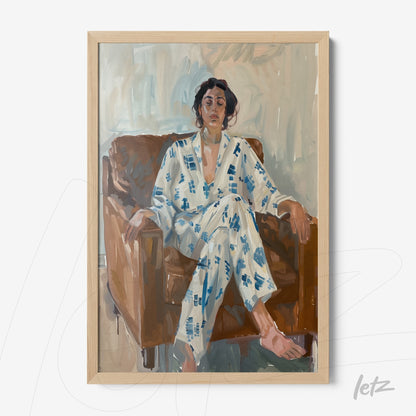 quadro com retrato de mulher sentada em sofá, vestindo pijama azul e branco, moldura de madeira clara