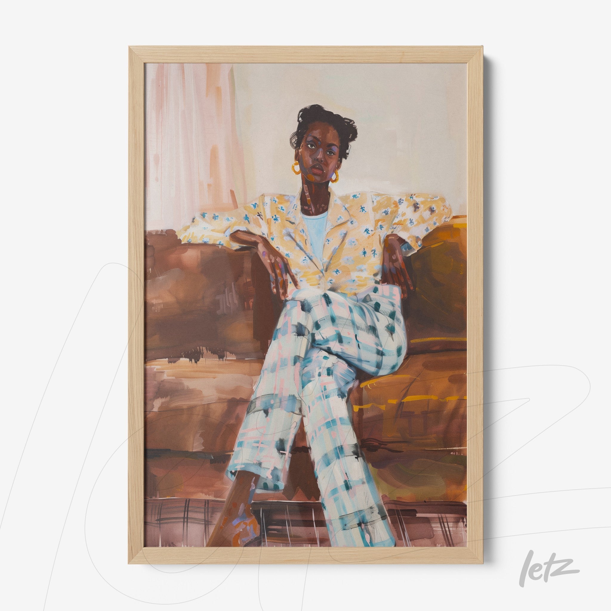 quadro com retrato de mulher sentada usando blazer amarelo com estampa floral e calças xadrez em moldura de madeira clara