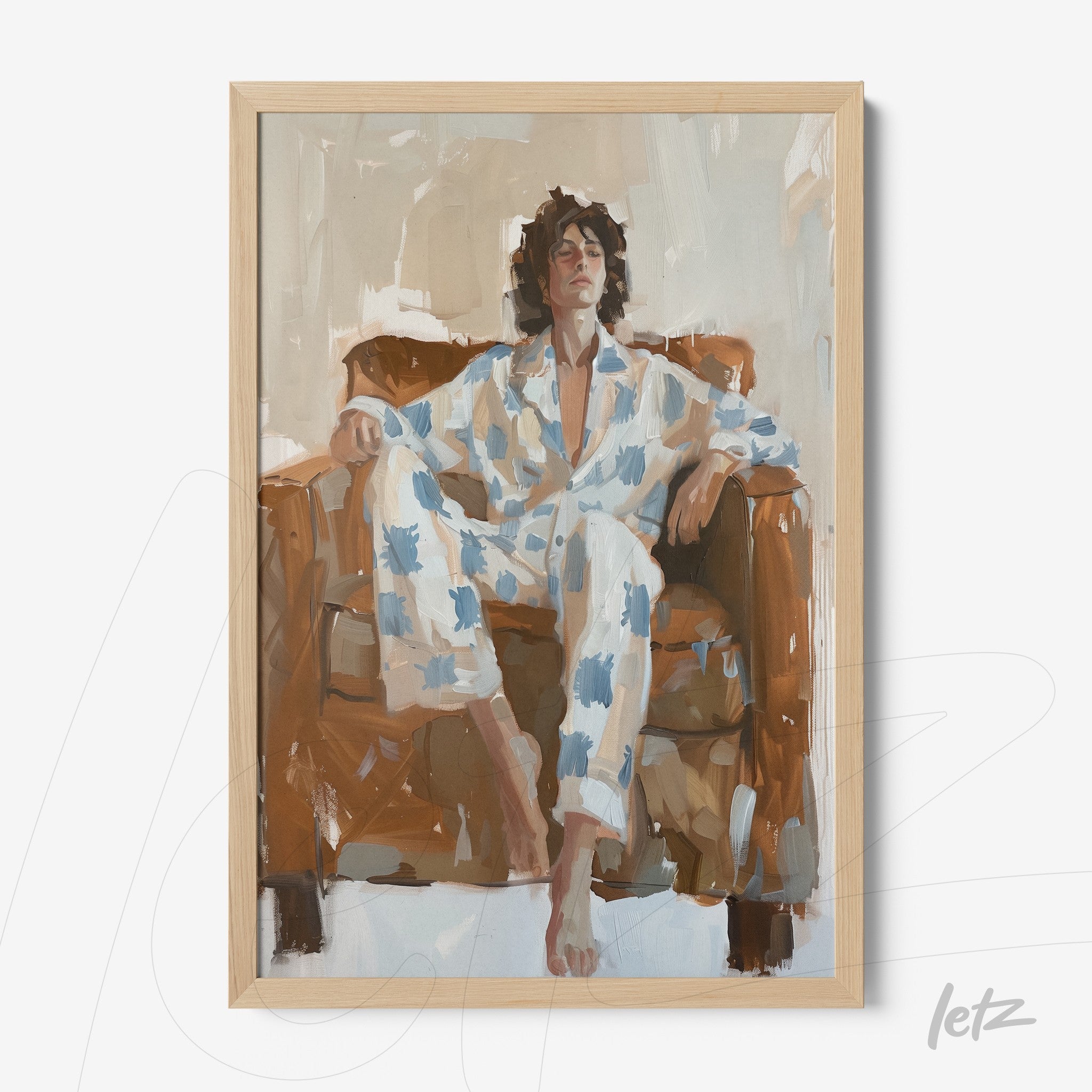 quadro com arte moderna retratando uma pessoa sentada em um sofá marrom, vestindo pijama branco com manchas azuis, moldura de madeira clara