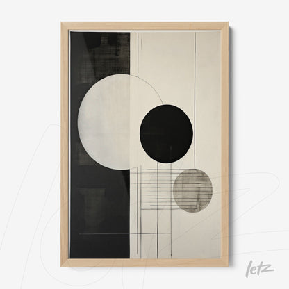 quadro com arte abstrata em tons de preto e creme com círculos sobre fundo liso, moldura de madeira clara