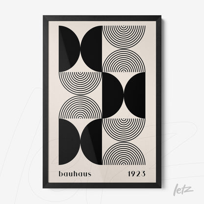 pôster com ilustração geométrica em preto e branco inspirado no estilo bauhaus, com moldura preta simples
