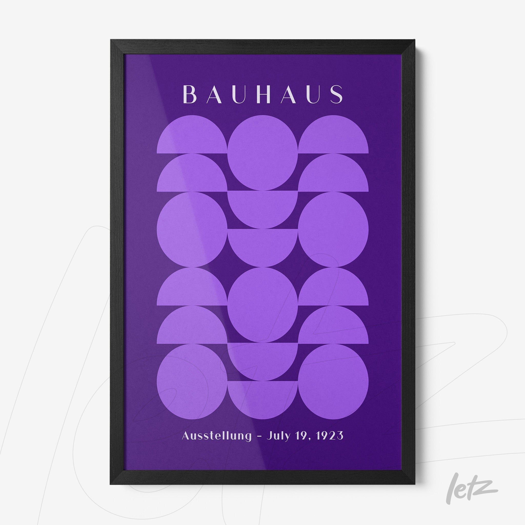 quadro com arte geométrica em tons de roxo, com escrita 'bauhaus' no topo e texto 'ausstellung - july 19, 1923' na parte inferior, emoldurado com borda preta