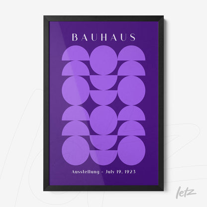 quadro com arte geométrica em tons de roxo, com escrita 'bauhaus' no topo e texto 'ausstellung - july 19, 1923' na parte inferior, emoldurado com borda preta