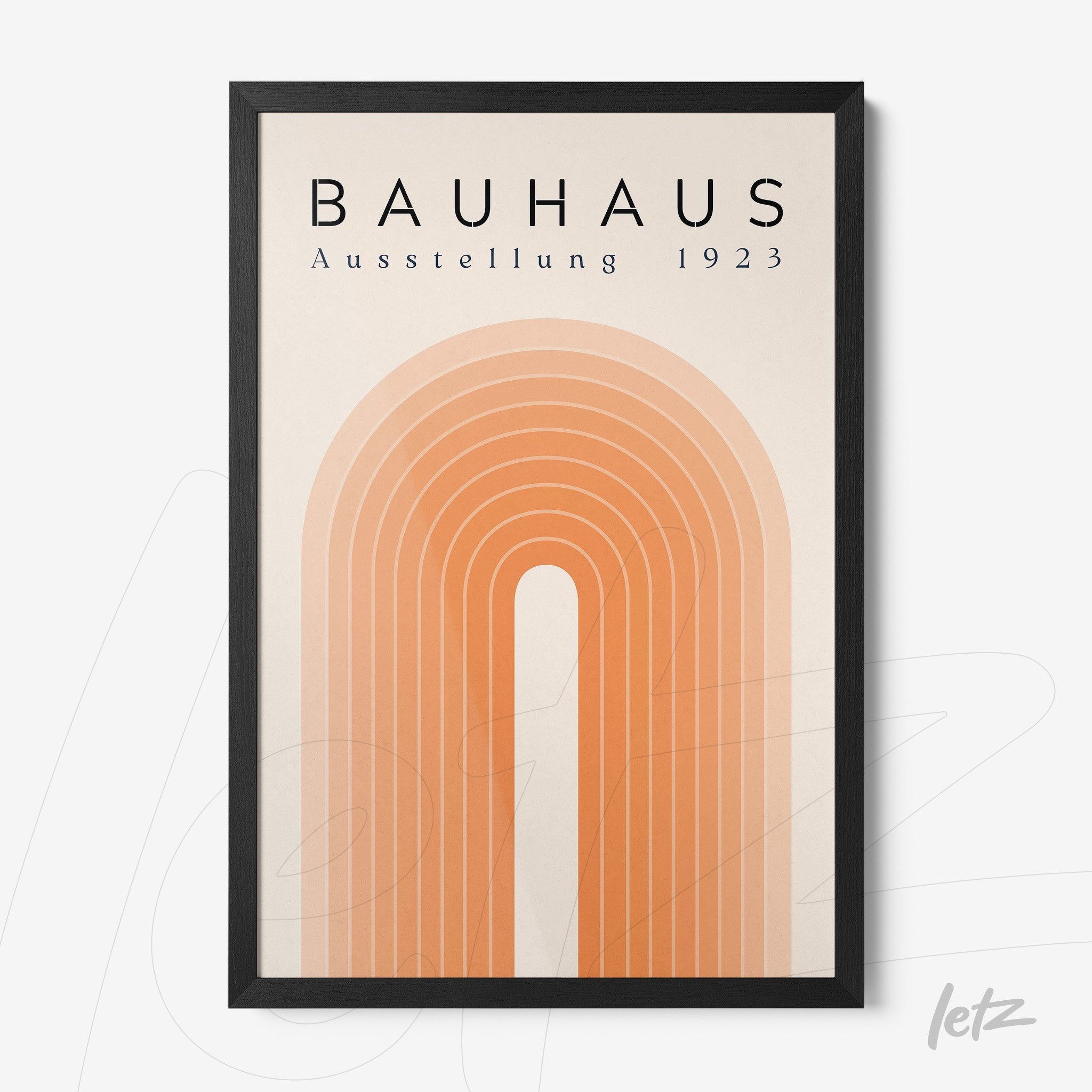 pôster impresso com design geométrico em tons alaranjados e texto 'bauhaus ausstellung 1923' em moldura preta