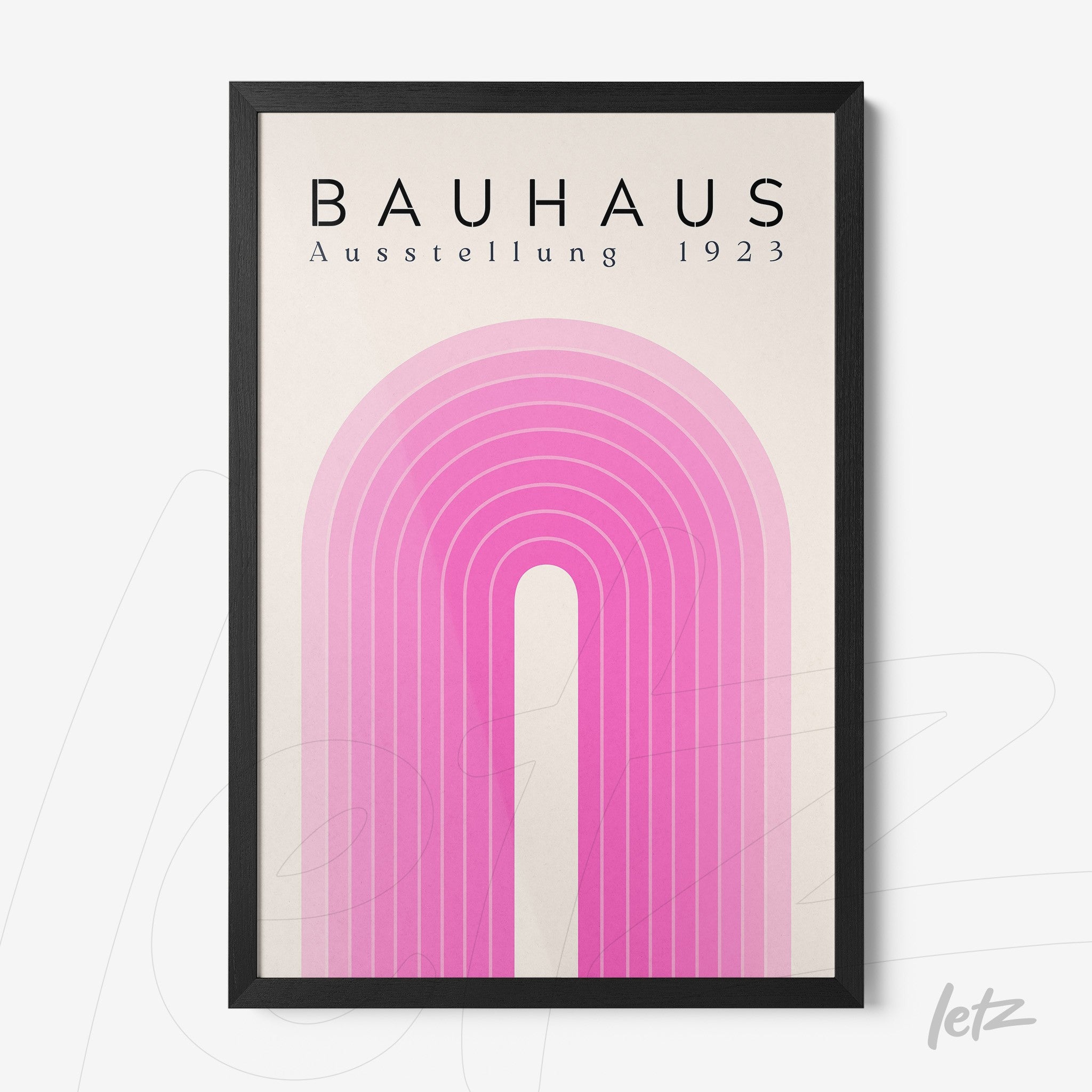 pôster com design geométrico rosa e inscrição bauhaus ausstellung 1923 em moldura preta