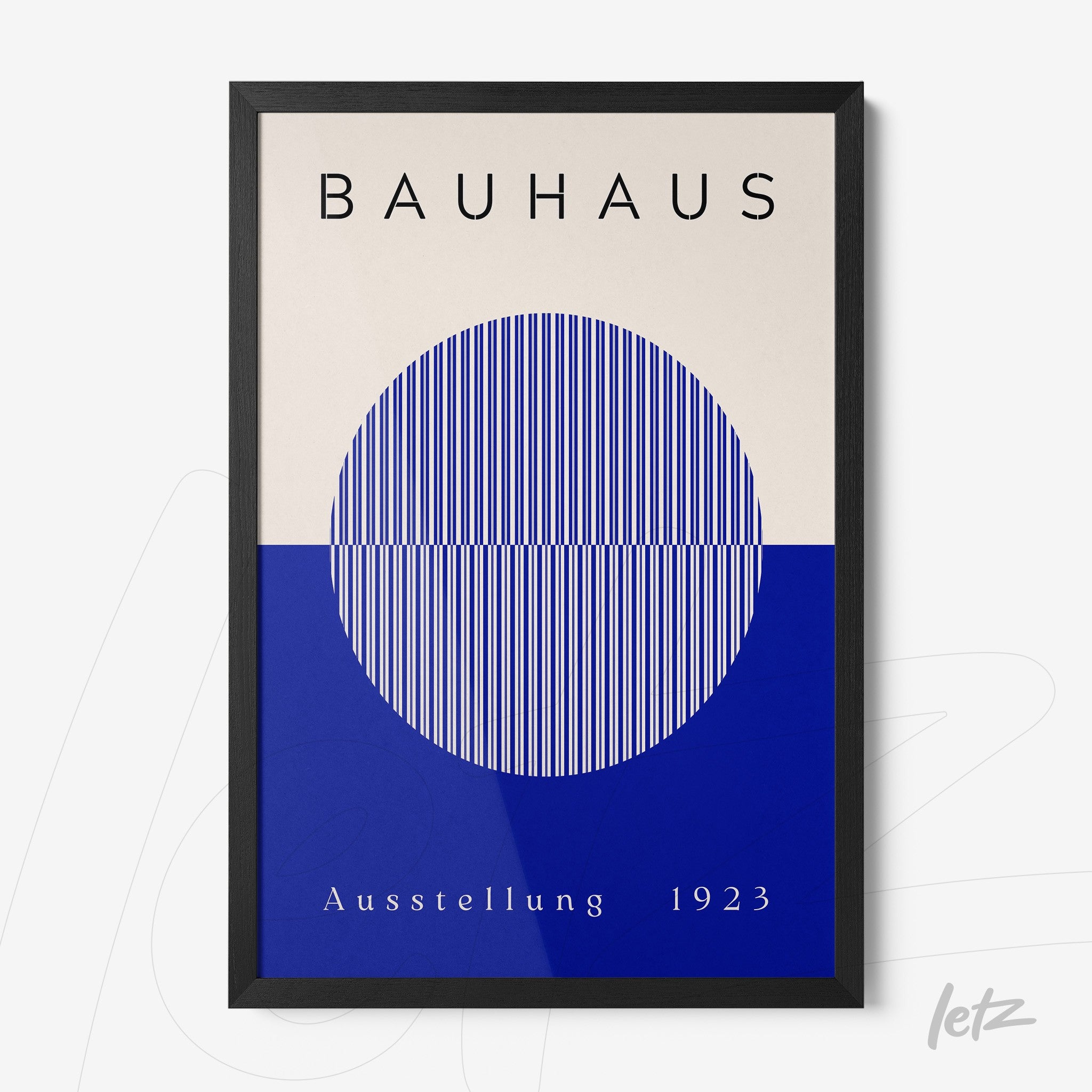 quadro com design geométrico em azul e branco com texto 'bauhaus' em moldura preta