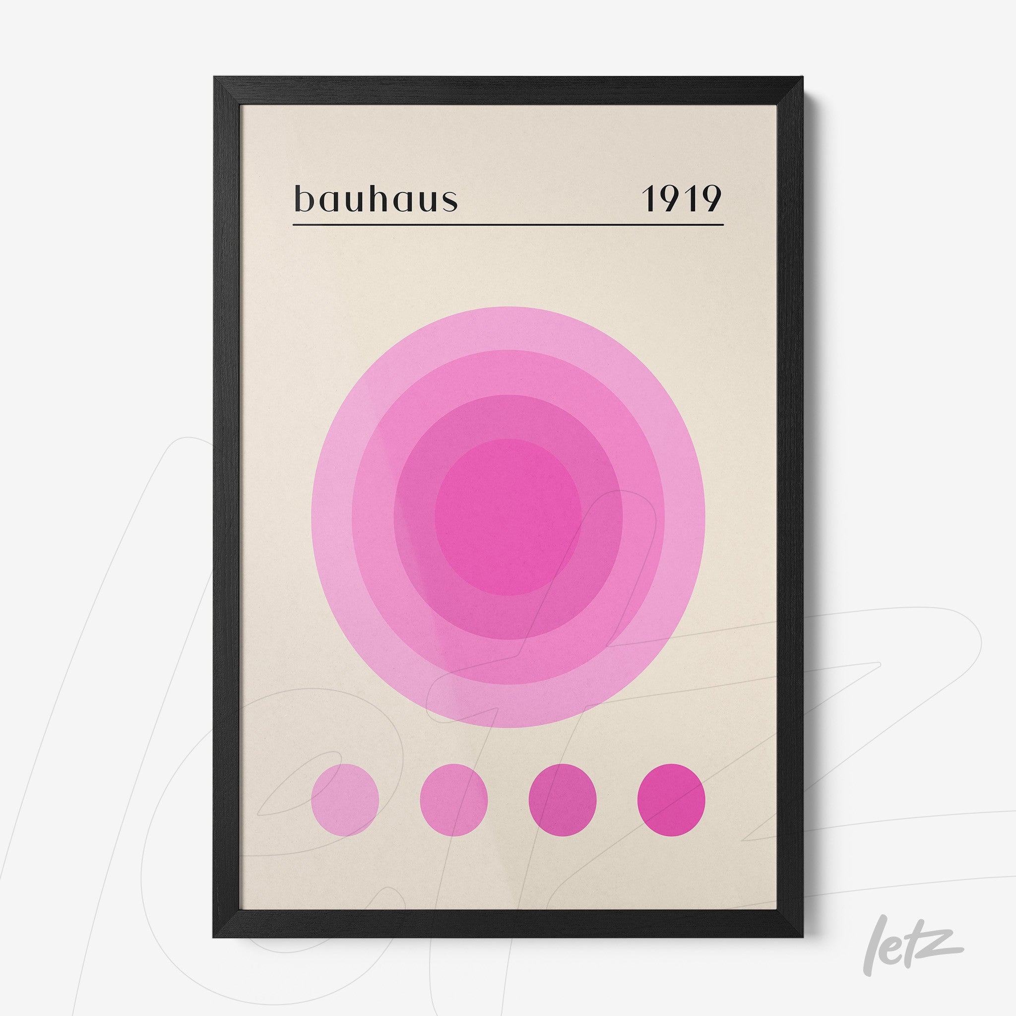 pôster com círculos concêntricos rosa em diferentes tons em moldura preta, estilo bauhaus