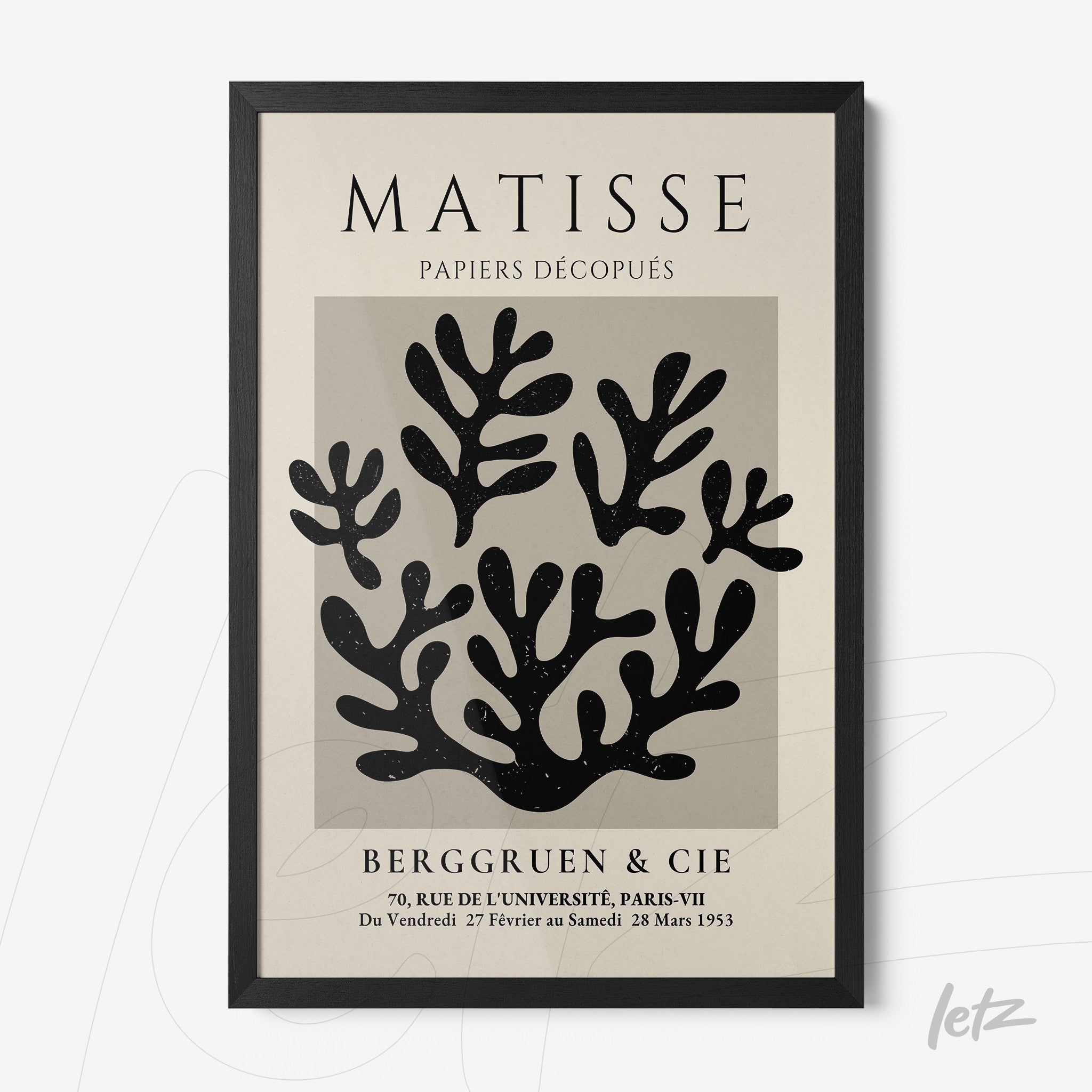 quadro decorativo com arte em recorte de Matisse em moldura preta, apresentando formas orgânicas em preto sobre fundo claro