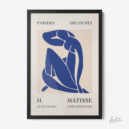 quadro com arte em estilo moderno retratando uma figura feminina em azul, moldura preta fina, fundo claro com texto estilizado