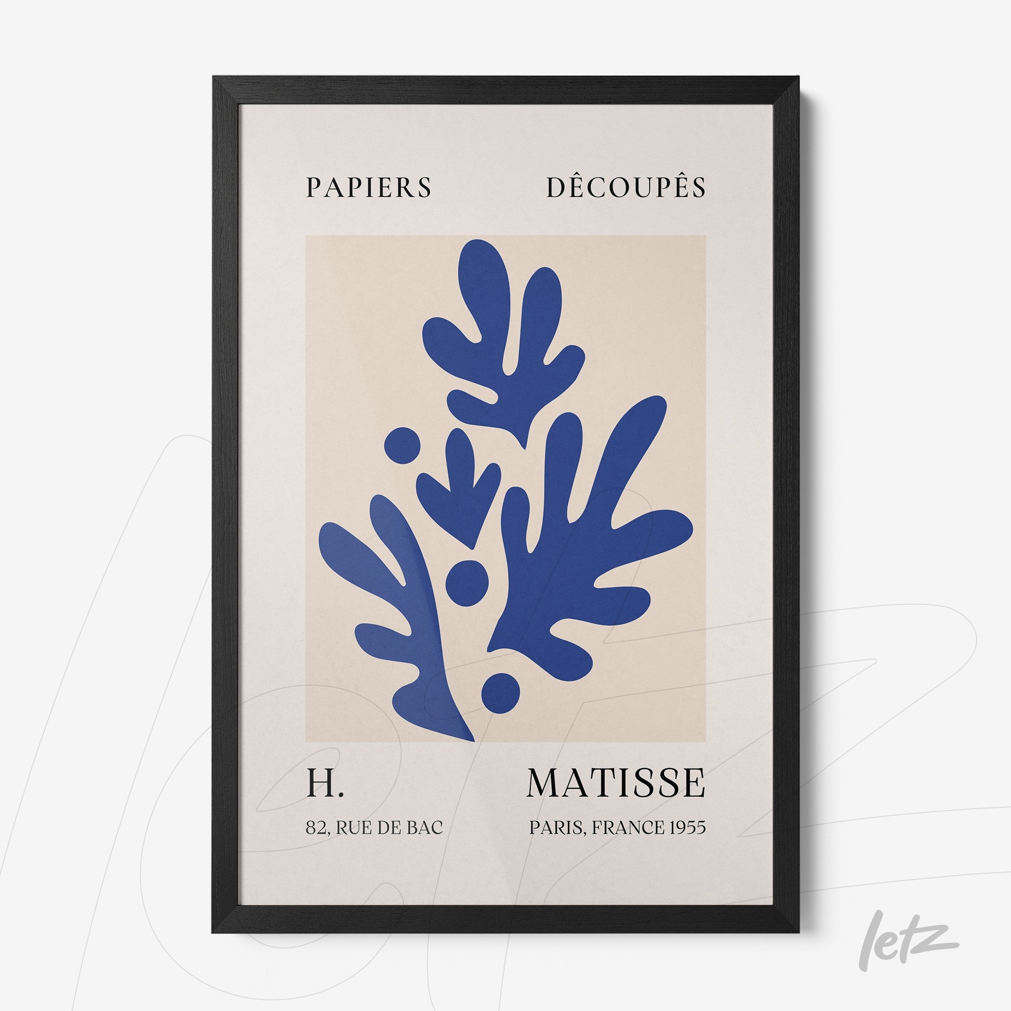 quadro decorativo com arte de folhas em formas orgânicas em azul sobre fundo claro emoldurado em preto