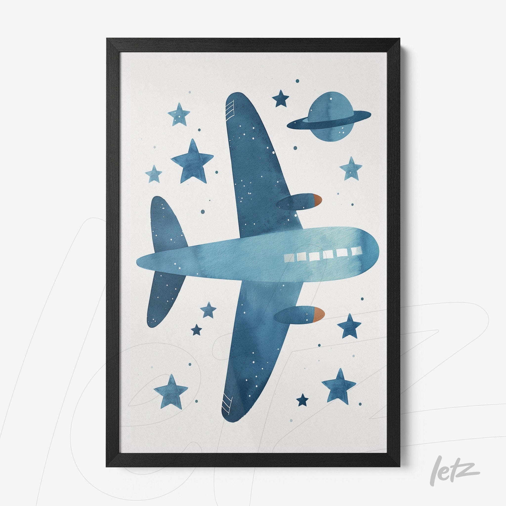quadro com ilustração de avião azul em estilo aquarela rodeado por estrelas e planeta saturno em moldura preta