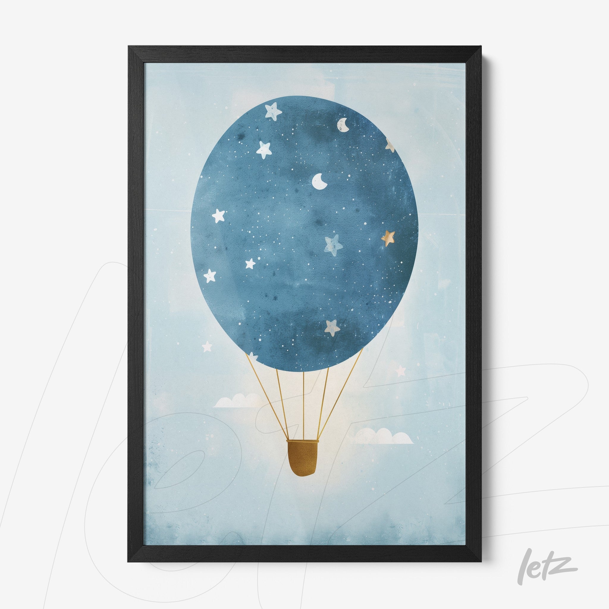 quadro com ilustração de balão de ar quente azul sobre fundo claro com estrelas e nuvens, em moldura preta