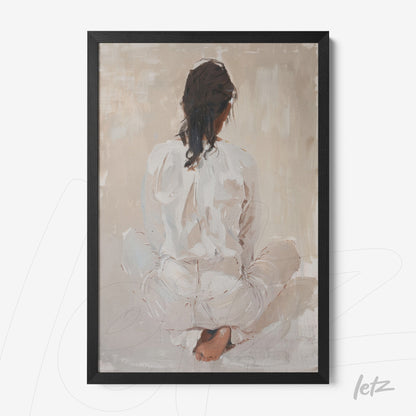 quadro com retrato de mulher sentada de costas, vestindo roupa branca, com fundo em tons neutros