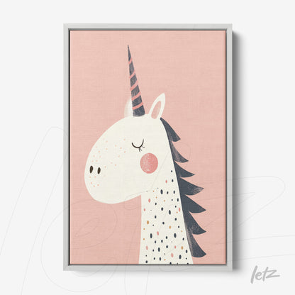 quadro com arte infantil de unicórnio em moldura cinza clara sobre fundo rosa