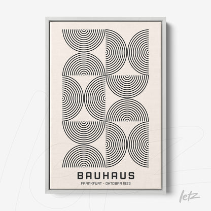 poster moderno estilo Bauhaus com círculos concêntricos em preto sobre fundo claro, exibido em moldura fina cinza