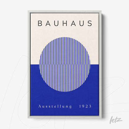 pôster com design Bauhaus de 1923 exibido em moldura cinza clara