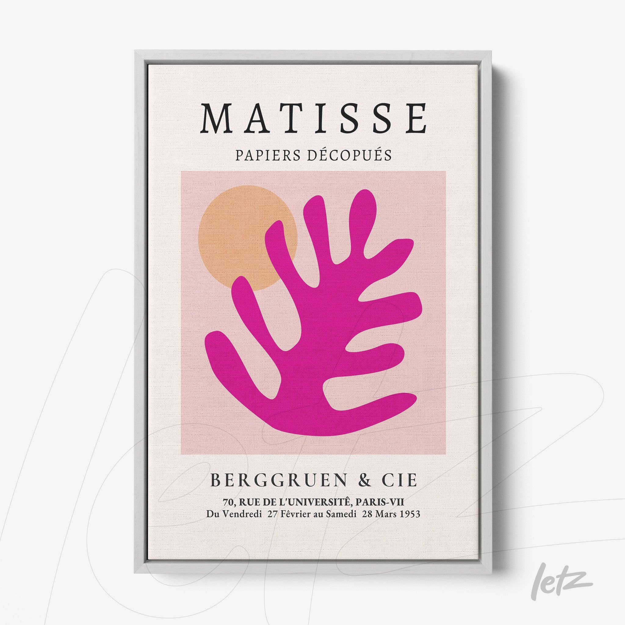 quadro com arte em estilo moderno com folha rosa sobre fundo claro e formas geométricas em destaque, moldura cinza clara