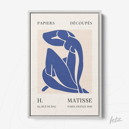 quadro com arte em colagem de figura humana em azul com fundo neutro e moldura cinza clara