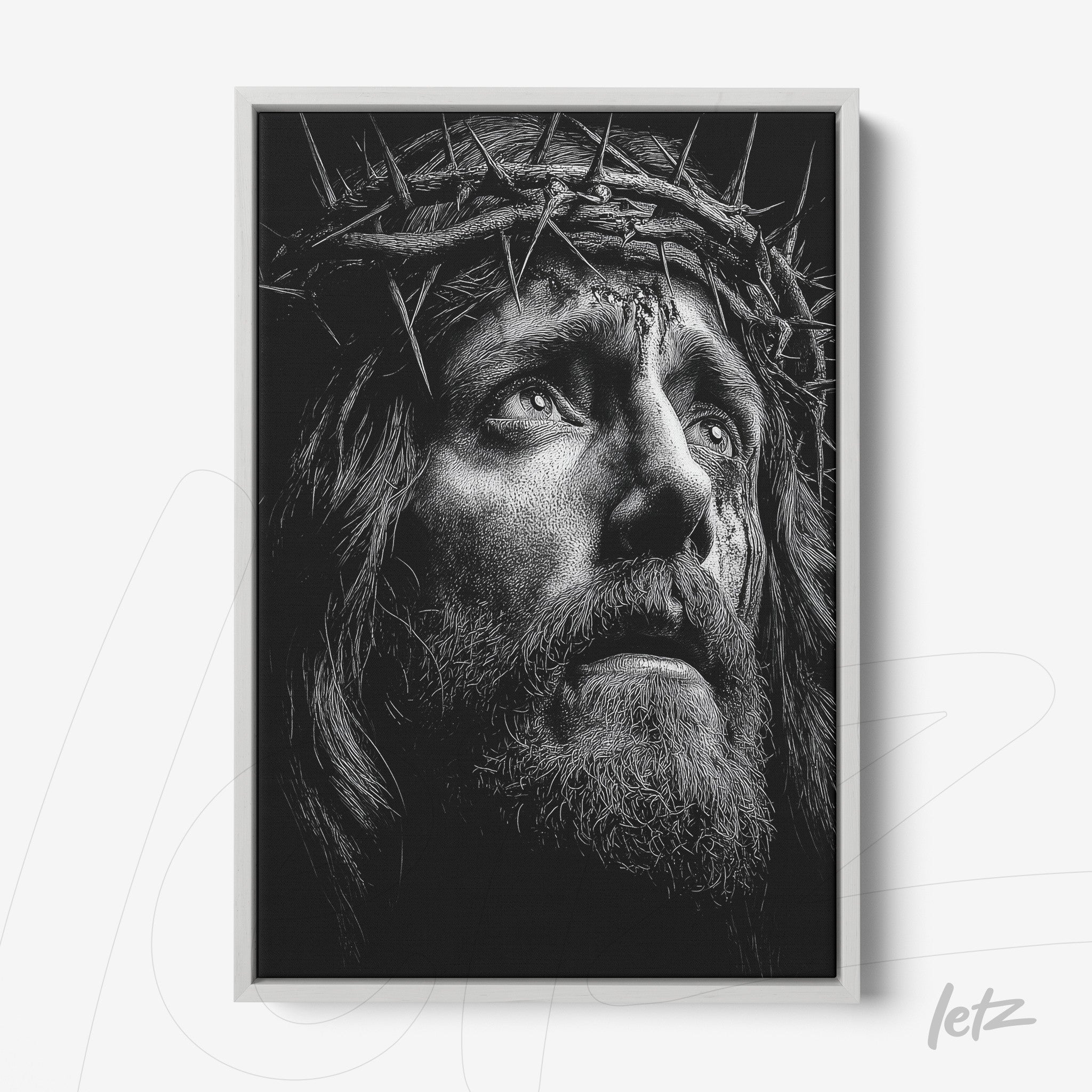 quadro em preto e branco com retrato de Jesus Cristo em detalhe, moldura branca e fundo escuro