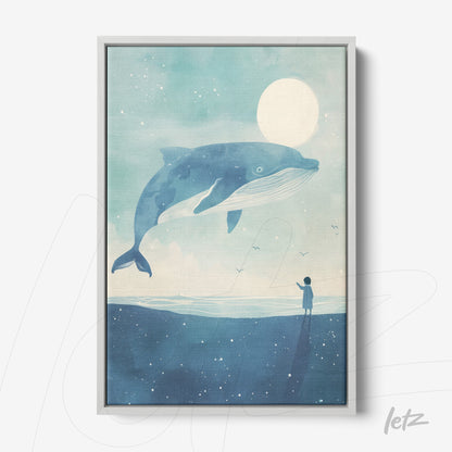 quadro em moldura prateada com ilustração de uma baleia azul gigante sob um céu claro com lua e uma figura observadora na praia