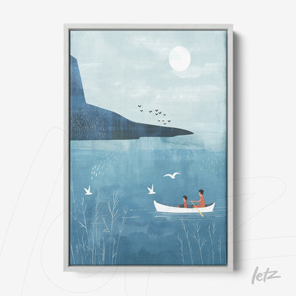 quadro emoldurado com ilustração serena de um casal em um barco em um lago azul sob a lua cheia, com montanhas ao fundo e aves voando