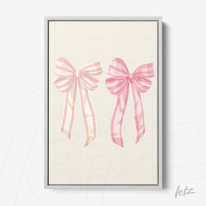 quadro com ilustrações de laços rosa em fundo claro, moldura cinza clara