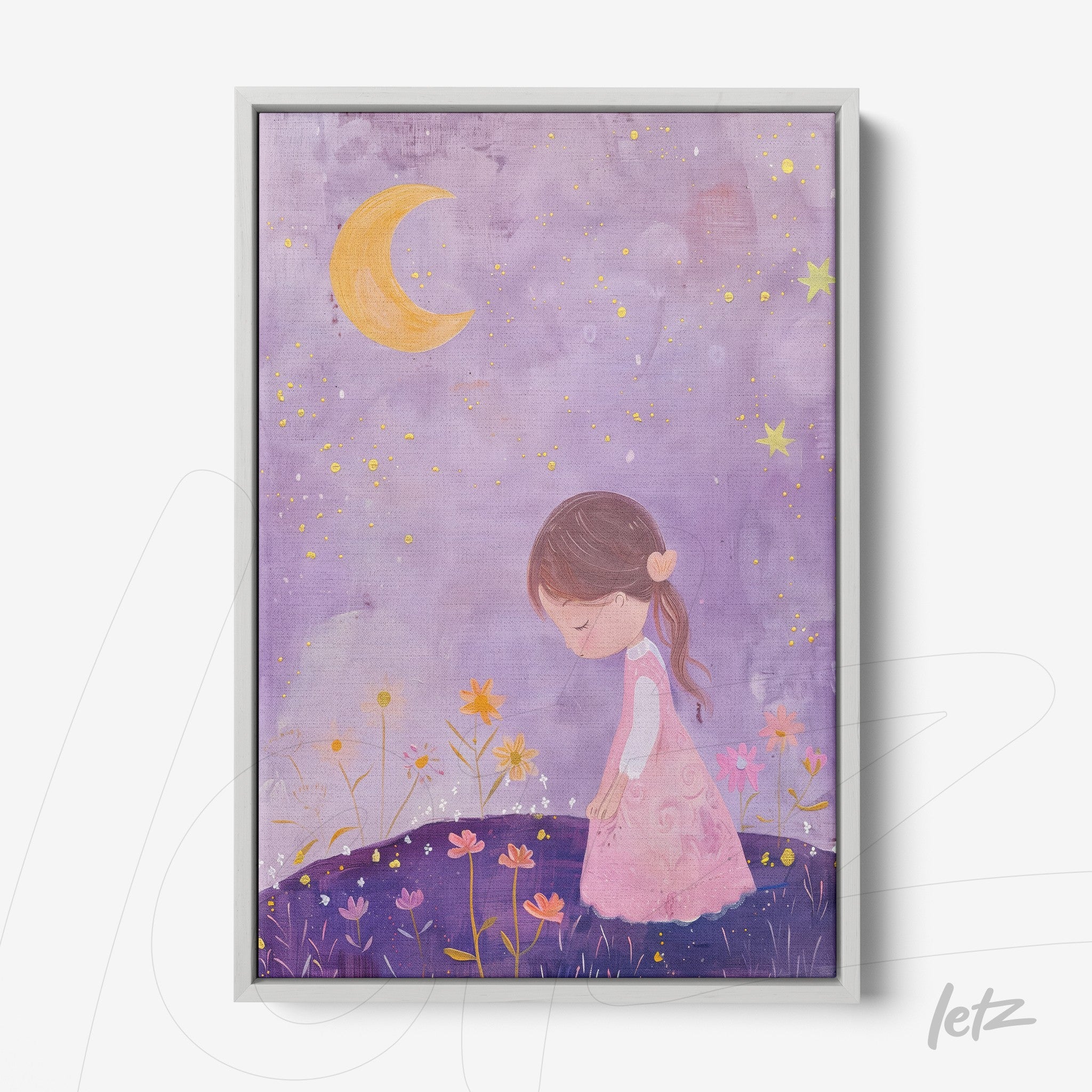 quadro com arte infantil de menina em vestido rosa sobre fundo roxo com lua amarela e flores coloridas