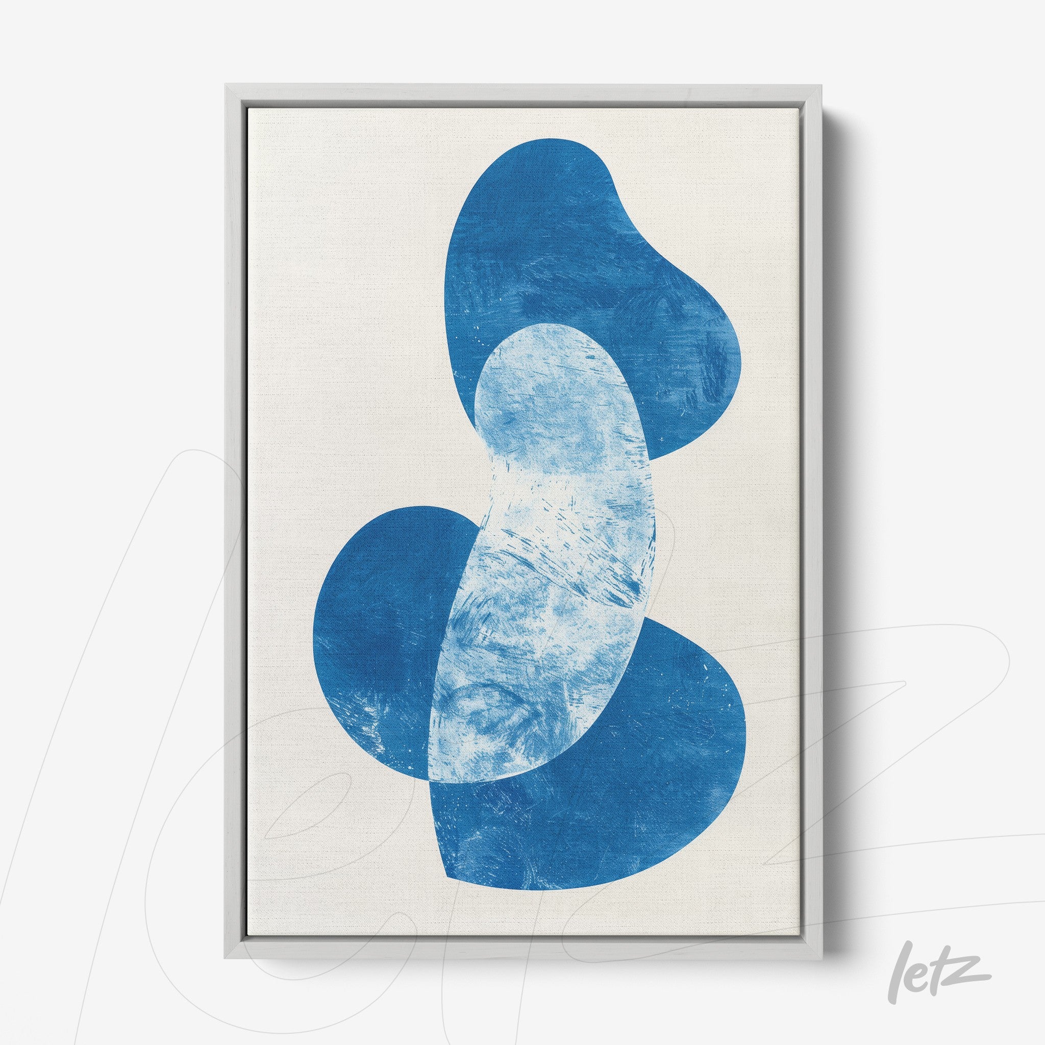quadro em moldura prata com arte abstrata em azul sobre fundo claro
