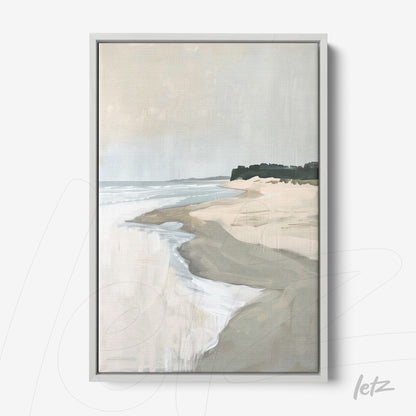 quadro com pintura sobre paisagem de praia em moldura branca, mostrando areia e ondas suaves