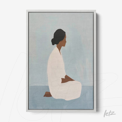 quadro em canvas com figura feminina sentada em pose contemplativa, fundo em tons de azul e moldura cinza clara
