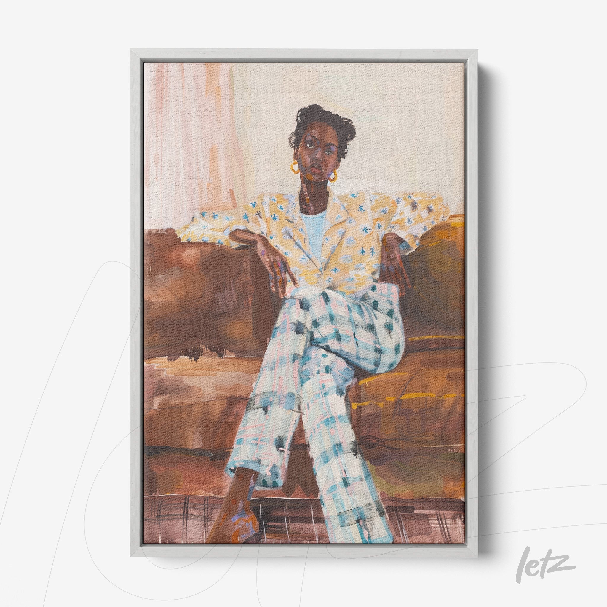 quadro com arte contemporânea de mulher sentada em sofá, vestindo paletó amarelo com estampa floral e calça xadrez
