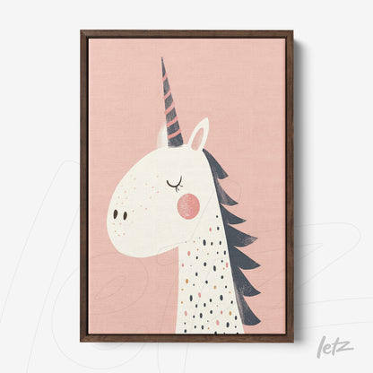 quadro com ilustração de unicórnio em fundo rosa com moldura de madeira escura